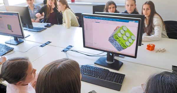 Beim Girls‘ Day finden die Mädchen heraus, was es heißt, die Technik von morgen zu gestalten. Beim Girls‘ Day finden die Mädchen heraus, was es heißt, die Technik von morgen zu gestalten.
