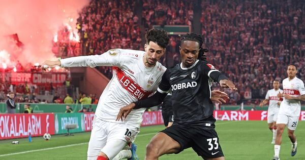 Stuttgart macht Druck auf den Gegner: VfB-Kapitän Atakan Karazor (links) gegen Freiburgs Jordy Makengo. Foto: Baumann Stuttgart macht Druck auf den Gegner: VfB-Kapitän Atakan Karazor (links) gegen Freiburgs Jordy Makengo.