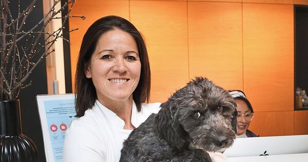 Tierliebe ist in der Tierklinik Oßweil nicht nur Beruf, sondern wird auch gelebt. Die stellvertretende Klinikleiterin Claudia Ba Tierliebe ist in der Tierklinik Oßweil nicht nur Beruf, sondern wird auch gelebt. Die stellvertretende Klinikleiterin Claudia Bach bringt ihre Hündin Yuna mit ins Büro.