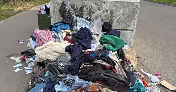 Da, wo früher die Altkleidercontainer standen, türmen sich die Kleider. Hier ein Beispiel aus Kornwestheim. Da, wo früher die Altkleidercontainer standen, türmen sich die Kleider. Hier ein Beispiel aus Kornwestheim.