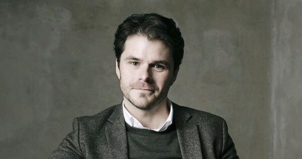 „Hier ist es wie eine Familie, in der die Beziehungen gepflegt werden“, sagt der künftige Generalmusikdirektor Nicholas Carter ü „Hier ist es wie eine Familie, in der die Beziehungen gepflegt werden“, sagt der künftige Generalmusikdirektor Nicholas Carter über seine neue Wirkungsstätte.