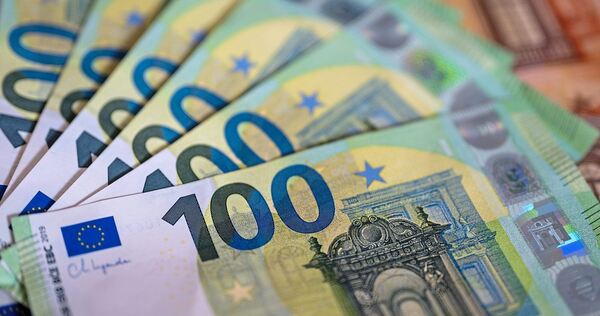 Die Unbekannten stahlen Bargeld aus einer Kasse. Die Unbekannten stahlen Bargeld aus einer Kasse.