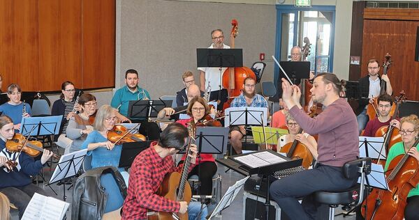 „Wir hatten von Anfang an eine tolle Verbindung“: Alexander Schirmer dirigiert die Probe des Strohgäu-Sinfonieorchesters. „Wir hatten von Anfang an eine tolle Verbindung“: Alexander Schirmer dirigiert die Probe des Strohgäu-Sinfonieorchesters.
