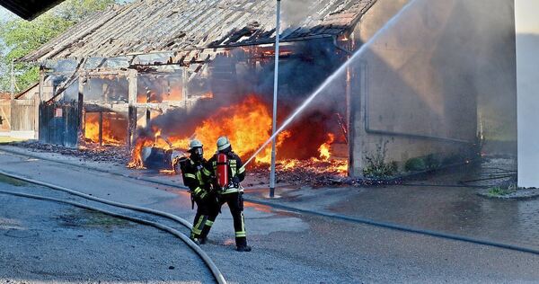 Als die Feuerwehr eintrifft, steht die Scheune bereits voll in Flammen. Als die Feuerwehr eintrifft, steht die Scheune bereits voll in Flammen.