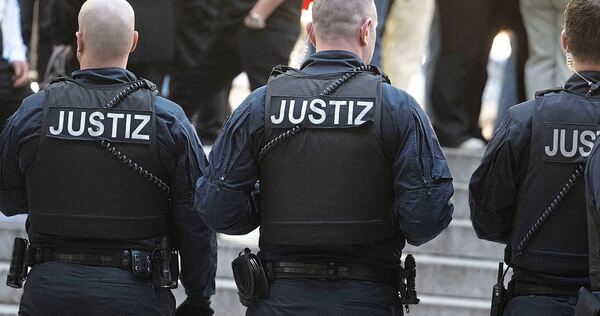 Neben Justizbeamten waren zur Urteilsverkündung im Raserprozess auch Polizisten vor dem Landgericht eingesetzt. Neben Justizbeamten waren zur Urteilsverkündung im Raserprozess auch Polizisten vor dem Landgericht eingesetzt.