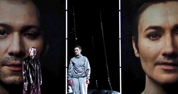 ,,Malina“ ist eine Hommage zum 100. Geburtstag der Schriftstellerin Ingeborg Bachmann. Von links: Malina (Valer Sabadus), Ich (L ,,Malina“ ist eine Hommage zum 100. Geburtstag der Schriftstellerin Ingeborg Bachmann. Von links: Malina (Valer Sabadus), Ich (Larisa Akbari).