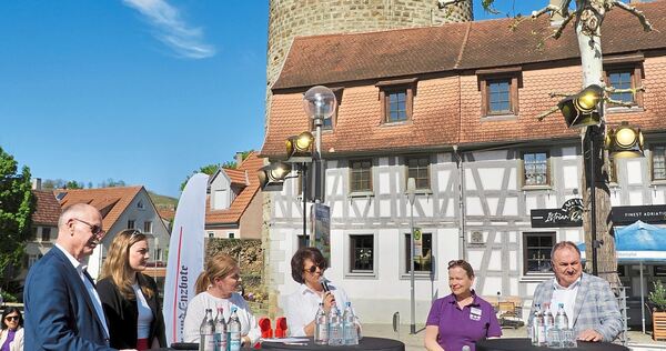 Auf dem Podium (von links): Konrad Rühl vom Landwirtschaftsministerium, Weinhoheit Anna Joos, die Moderatorinnen Ulrike Trampus Auf dem Podium (von links): Konrad Rühl vom Landwirtschaftsministerium, Weinhoheit Anna Joos, die Moderatorinnen Ulrike Trampus und Carola Pigisch. Weinerlebnisführerin Katrin Held und Weinbauverbands-Präsident Dietrich Rembold.