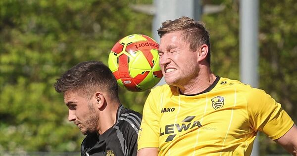 Pleidelsheims: Aaron Hachmann (links) und Axel Weeber vom SV Leonberg/Eltingen treffen im Kopfballduell aufeinander. Foto: Bauma Pleidelsheims: Aaron Hachmann (links) und Axel Weeber vom SV Leonberg/Eltingen treffen im Kopfballduell aufeinander.