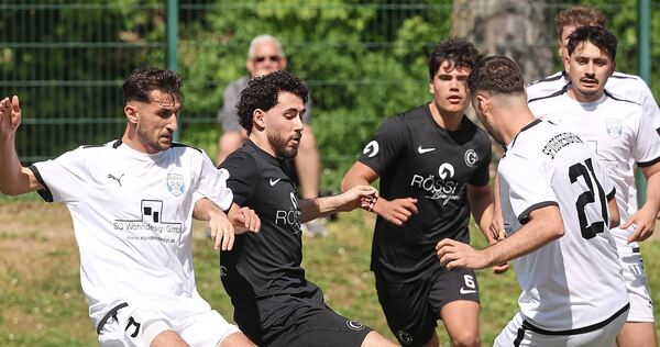 Die Besigheimer Vasilios Tsouloulis (links) und Koray Ödemis (rechts) attackieren Germanias Riccardo Garofano. Foto: Baumann Die Besigheimer Vasilios Tsouloulis (links) und Koray Ödemis (rechts) attackieren Germanias Riccardo Garofano.