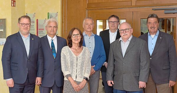 Beim Ehrungsabend (von links): OB Nico Lauxmann, Panagotis Paschalidis, Miriam Bahmann, Uwe Heinle, Oliver Hicking, Klaus Magerl Beim Ehrungsabend (von links): OB Nico Lauxmann, Panagotis Paschalidis, Miriam Bahmann, Uwe Heinle, Oliver Hicking, Klaus Magerl und Marcus Gessl.