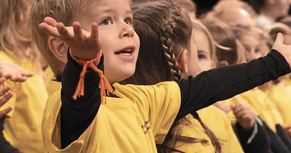 Mit Begeisterung singt dieser Junge im Chor. Mit Begeisterung singt dieser Junge im Chor.
