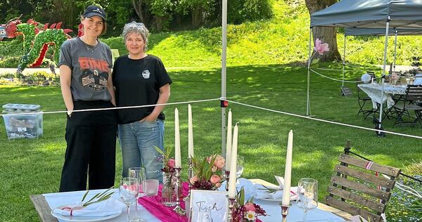 Die Gewinnerinnen mit ihrem Tisch „Hochzeit im Schloss“. Die Gewinnerinnen mit ihrem Tisch „Hochzeit im Schloss“.