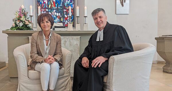 Wirtschaft trifft Kirche: Trumpf-Chefin Nicola Leibinger-Kammüller und Pfarrer Jens Keil am Sonntag in der Feuerbacher Stadtkirc Wirtschaft trifft Kirche: Trumpf-Chefin Nicola Leibinger-Kammüller und Pfarrer Jens Keil am Sonntag in der Feuerbacher Stadtkirche.