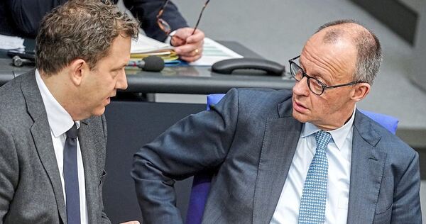 Auch nach der Merz’schen Brüllattacke reden sie auf jeden Fall miteinander: Kanzler Friedrich Merz (re., CDU) und Vizekanzler un Auch nach der Merz’schen Brüllattacke reden sie auf jeden Fall miteinander: Kanzler Friedrich Merz (re., CDU) und Vizekanzler und Finanzminister Lars Klingbeil (SPD)im Bundestag.