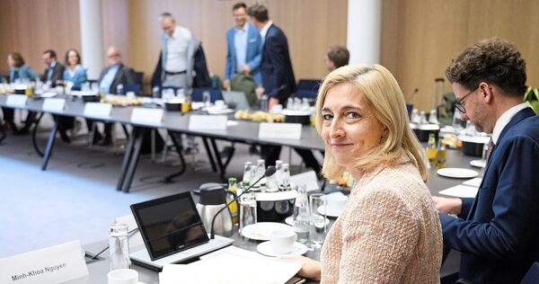 Gesundheitsministerin Nina Warken (CDU), hier bei einem Treffen der Finanzkommission Gesundheit im Berliner Ministeriumsgebäude. Gesundheitsministerin Nina Warken (CDU), hier bei einem Treffen der Finanzkommission Gesundheit im Berliner Ministeriumsgebäude.