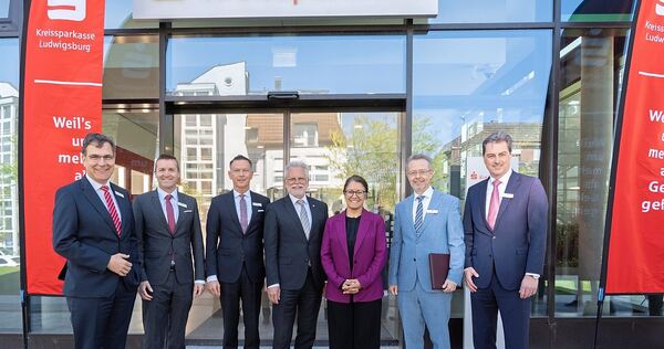 Oberbürgermeister Makurath (Mitte) zwischen zufriedenen Kreissparkassen-Mitarbeitern. Oberbürgermeister Makurath (Mitte) zwischen zufriedenen Kreissparkassen-Mitarbeitern.