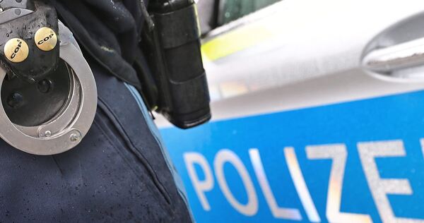 Der 39-Jährige soll einen 63-Jährigen mit einem Messer bedroht haben. Der 39-Jährige soll einen 63-Jährigen mit einem Messer bedroht haben.
