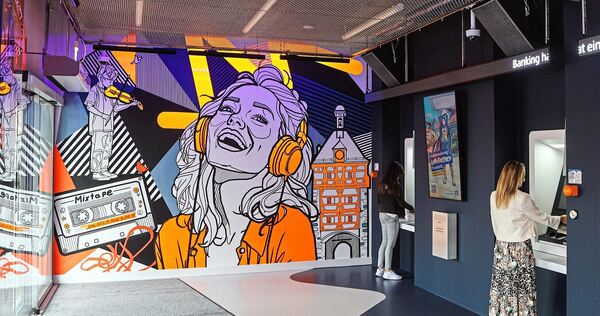 Clubatmo im SB-Bereich: Die Corporate Wall an den Geldautomaten gestaltete das Tape-Art-Duo Dumbo und Gerald. Clubatmo im SB-Bereich: Die Corporate Wall an den Geldautomaten gestaltete das Tape-Art-Duo Dumbo und Gerald.