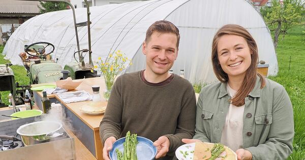Marie und Martin Joos lieben das Leben am Neckar. Neben dem Steillagenweinbau sind sie immer auf der Suche nach neuen Ideen für Marie und Martin Joos lieben das Leben am Neckar. Neben dem Steillagenweinbau sind sie immer auf der Suche nach neuen Ideen für den Hofladen. Dort gibt es auch Spargel aus eigenem Anbau.