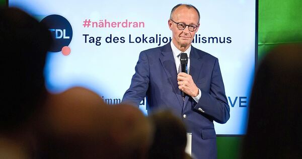Bundeskanzler Friedrich Merz (CDU) spricht im Kulturhaus von Salzwedel zu den Teilnehmern vom „Tag des Lokaljournalismus“. Bundeskanzler Friedrich Merz (CDU) spricht im Kulturhaus von Salzwedel zu den Teilnehmern vom „Tag des Lokaljournalismus“.