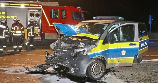 Das verunglückte Polizeifahrzeug an der A81-Anschlussstelle Ludwigsburg-Süd. Das verunglückte Polizeifahrzeug an der A81-Anschlussstelle Ludwigsburg-Süd.