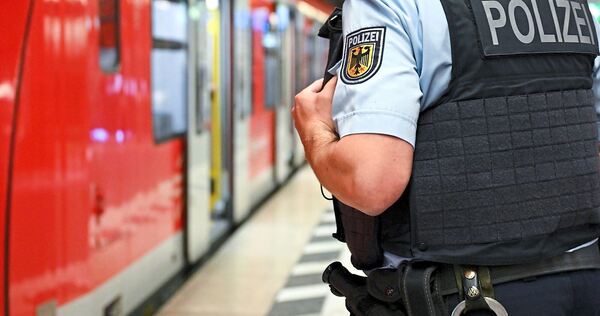 Deutlich mehr Sicherheitskräfte von der DB und der Polizei sind in jüngster Zeit an den Bahnstationen unterwegs. Deutlich mehr Sicherheitskräfte von der DB und der Polizei sind in jüngster Zeit an den Bahnstationen unterwegs.