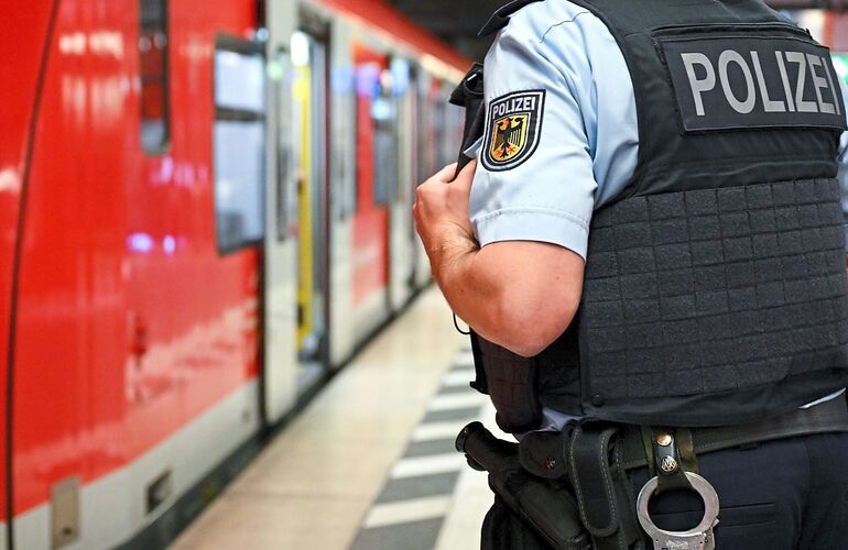 Deutlich mehr Sicherheitskräfte von der DB und der Polizei sind in jüngster Zeit an den Bahnstationen unterwegs. Deutlich mehr Sicherheitskräfte von der DB und der Polizei sind in jüngster Zeit an den Bahnstationen unterwegs.