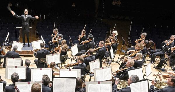 Geheimnisvolle Harmonien: Das Staatsorchester hat ein beeindruckendes Kammerkonzert im Mozartsaal präsentiert. Geheimnisvolle Harmonien: Das Staatsorchester hat ein beeindruckendes Kammerkonzert im Mozartsaal präsentiert.