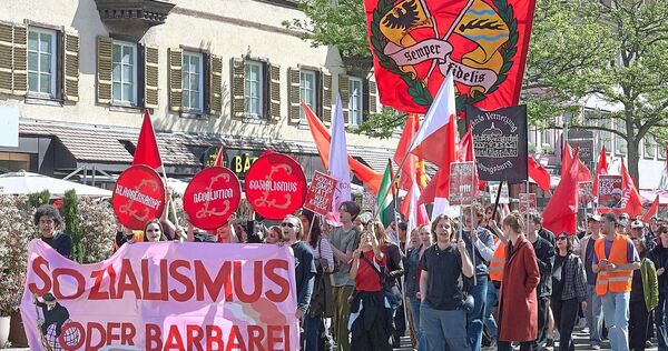 Der Demozug durch die Innenstadt verläuft friedlich. Der Demozug durch die Innenstadt verläuft friedlich.
