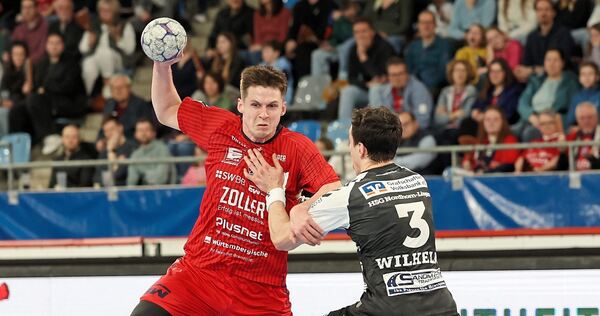 Aktuell in Topform: Bietigheims Maxim Orlov (links), hier im Duell mit Christian Wilhelm von der HSG Nordhorn-Lingen, steht mit Aktuell in Topform: Bietigheims Maxim Orlov (links), hier im Duell mit Christian Wilhelm von der HSG Nordhorn-Lingen, steht mit der SG BBM vor dem Aufstieg in Liga eins.