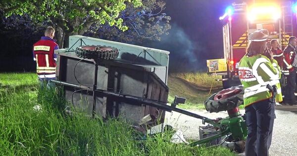 Bei dem Unfall kippte der Einachser mit Anhänger auf die Seite. Insgesamt wurden zwölf Personen verletzt. Bei dem Unfall kippte der Einachser mit Anhänger auf die Seite. Insgesamt wurden zwölf Personen verletzt.