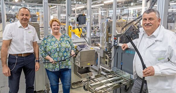 Steffen Gackenheimer, Susanne Neff und Matthias Möldner (von links) stehen bei Valeo in Bietigheim vor einer im vergangenen Jahr Steffen Gackenheimer, Susanne Neff und Matthias Möldner (von links) stehen bei Valeo in Bietigheim vor einer im vergangenen Jahr gelieferten Maschine, an der Wischblätter hergestellt werden.