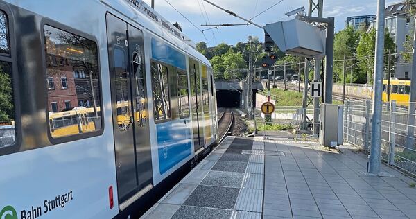 Zwei Wochen lang können die S-Bahnen nicht wie gewohnt durch den Pragtunnel bei Feuerbach fahren. Zwei Wochen lang können die S-Bahnen nicht wie gewohnt durch den Pragtunnel bei Feuerbach fahren.