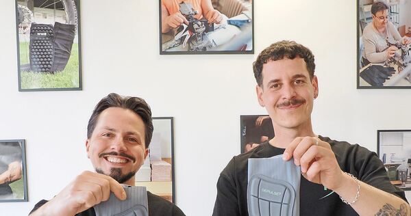Yannik Thamm (links) und Max Windeisen von Depulse Sports präsentieren ihre brandneuen Produkte – flexible Schienbeinschoner aus Yannik Thamm (links) und Max Windeisen von Depulse Sports präsentieren ihre brandneuen Produkte – flexible Schienbeinschoner aus Polyurethan.