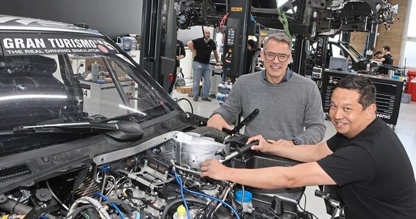 Dieses Fahrzeug und jenes im Hintergrund gehen, zusammen mit einem dritten, beim 24-Stunden-Rennen auf dem Nürburgring an den St Dieses Fahrzeug und jenes im Hintergrund gehen, zusammen mit einem dritten, beim 24-Stunden-Rennen auf dem Nürburgring an den Start: Gordian von Schöning (links), Technikchef bei HWA, und Ridho Schmidt, Teamleiter für Prototypen und Sonderfahrzeuge,