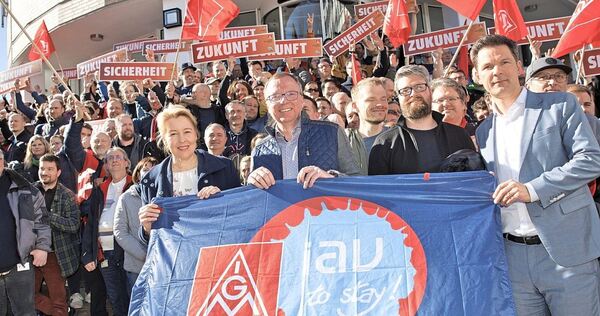 Anfang März in Berlin: IG Metall-Protest-Kundgebung bei IAV gegen Standortschließungen und Arbeitsplatzabbau. Links am Banner: D Anfang März in Berlin: IG Metall-Protest-Kundgebung bei IAV gegen Standortschließungen und Arbeitsplatzabbau. Links am Banner: Die Berliner Wirtschaftssenatorin Franziska Giffey.