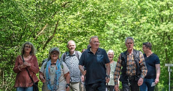 Ab ins Grüne: Bernd Stelter (Mitte) wandert mit einer Gruppe Fans durch den Favoritepark. Ab ins Grüne: Bernd Stelter (Mitte) wandert mit einer Gruppe Fans durch den Favoritepark.