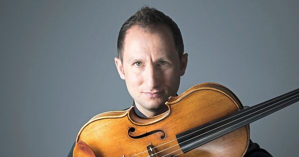 Der Ausnahmebratschist Antoine Tamestit steht mit Mitgliedern des SWR Symphonieorchesters auf der Bühne. Der Ausnahmebratschist Antoine Tamestit steht mit Mitgliedern des SWR Symphonieorchesters auf der Bühne.