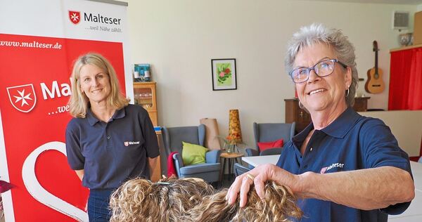 Angebot für Jugendliche: Kostenloser Friseurtag der Malteser in Kornwestheim mit Judith de la Vega (hinten) und Friseurin Elvira Angebot für Jugendliche: Kostenloser Friseurtag der Malteser in Kornwestheim mit Judith de la Vega (hinten) und Friseurin Elvira Dolch.