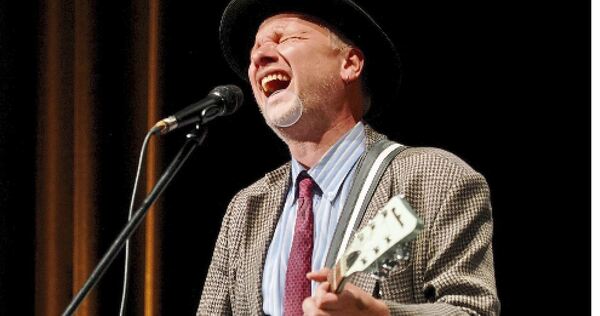 Singt, spielt und liest im Scala selbstvertonte Lieder zu Tucholsky-Texten: Robert Stadlober. Singt, spielt und liest im Scala selbstvertonte Lieder zu Tucholsky-Texten: Robert Stadlober.