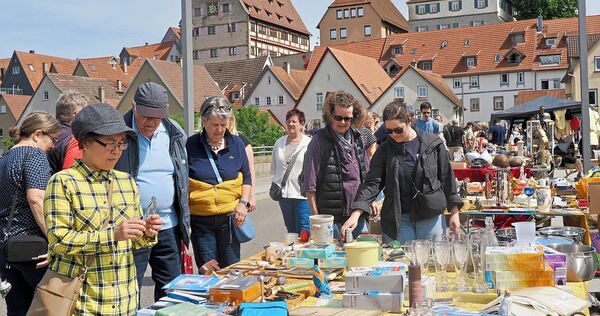 Flohmarkt vor Stadtmauer-Kulisse. Flohmarkt vor Stadtmauer-Kulisse.