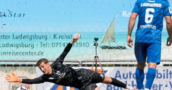 SGV-Torhüter Ante Eljuga streckt sich nach dem Strafstoß von Pascal Testroet (rechts).Foto: Baumann SGV-Torhüter Ante Eljuga streckt sich nach dem Strafstoß von Pascal Testroet (rechts).
