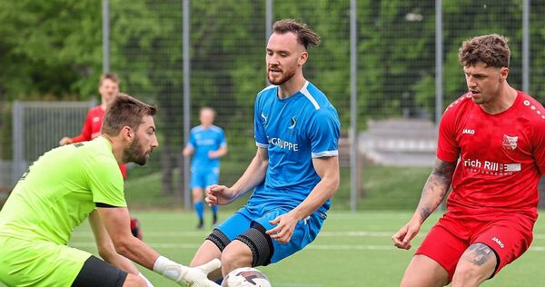 Endstation: Hessigheims Keeper Tom Reichert schnappt sich den Ball. Der Kornwestheimer Danny Schima (Mitte) kommt zu spät; Björn Endstation: Hessigheims Keeper Tom Reichert schnappt sich den Ball. Der Kornwestheimer Danny Schima (Mitte) kommt zu spät; Björn Rewitzer muss nicht eingreifen.