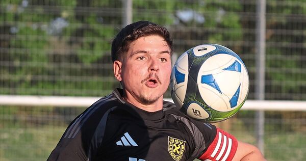 Akut abstiegsgefährdet: Kapitän Robin Bender und der GSV Pleidelsheim. Foto: Baumann Akut abstiegsgefährdet: Kapitän Robin Bender und der GSV Pleidelsheim.
