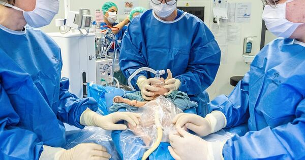 Ein Ärztinnen-Team stellte bei der Spendenübergabe die Funktionen und Vorteile des Concord Birth Trolleys mit Hilfe einer Neugeb Ein Ärztinnen-Team stellte bei der Spendenübergabe die Funktionen und Vorteile des Concord Birth Trolleys mit Hilfe einer Neugeborenen-Simulationspuppe vor.