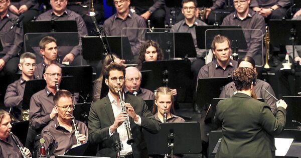 Yannick Trares an der Klarinette unterstützt den Musikverein Oßweil Stadtkapelle Ludwigsburg. Yannick Trares an der Klarinette unterstützt den Musikverein Oßweil Stadtkapelle Ludwigsburg.