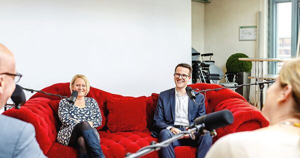 Meike Günter und Lukas Tietze auf der NewsCouch im Gespräch mit Ulrike Trampus und Stephan Wolf. Meike Günter und Lukas Tietze auf der NewsCouch im Gespräch mit Ulrike Trampus und Stephan Wolf.