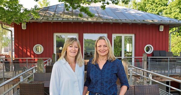 Tanja Hedrich (links) und Viola Stark sind die neuen Pächterinnen des Bootshauses am Hechtkopf in Remseck. Es soll künftig „ViTa Tanja Hedrich (links) und Viola Stark sind die neuen Pächterinnen des Bootshauses am Hechtkopf in Remseck. Es soll künftig „ViTas Wine – Beer – Food“ heißen.