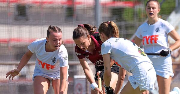 Daniela Bauer (Mitte) und die Frauen des HCL setzen sich gegen die Nürnbergerinnen um Lena Reimold (links) und Naemi Stieber ers Daniela Bauer (Mitte) und die Frauen des HCL setzen sich gegen die Nürnbergerinnen um Lena Reimold (links) und Naemi Stieber erst im Penaltyschießen durch.
