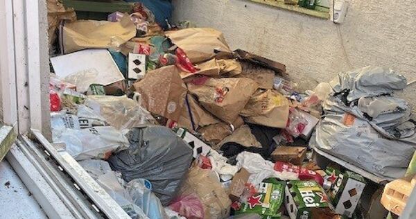 Dieser Müllberg türmt sich in dem schmalen Spalt zu dem Nachbarhaus auf. Dieser Müllberg türmt sich in dem schmalen Spalt zu dem Nachbarhaus auf.